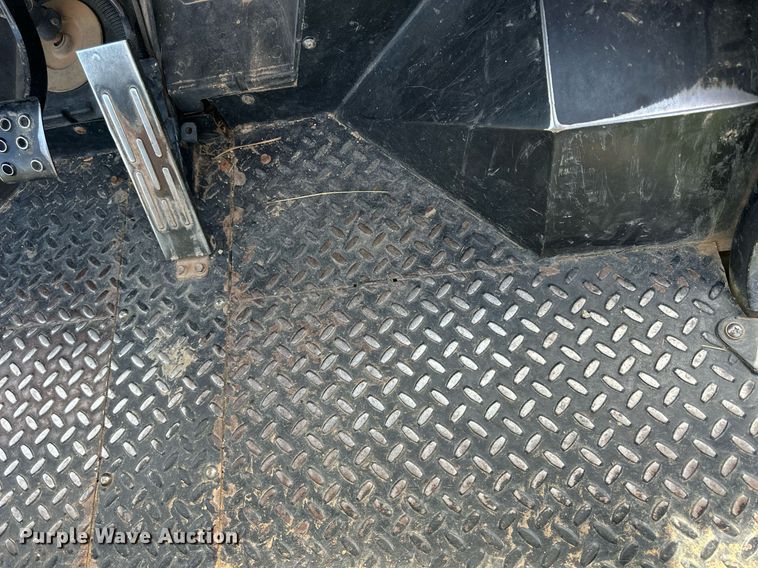 image for item NP9528 2006 Kawasaki Mule 3010  utility vehicle