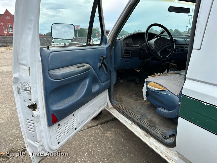 image for item NQ9307 1997 Ford F350  Crew Cab pickup truck