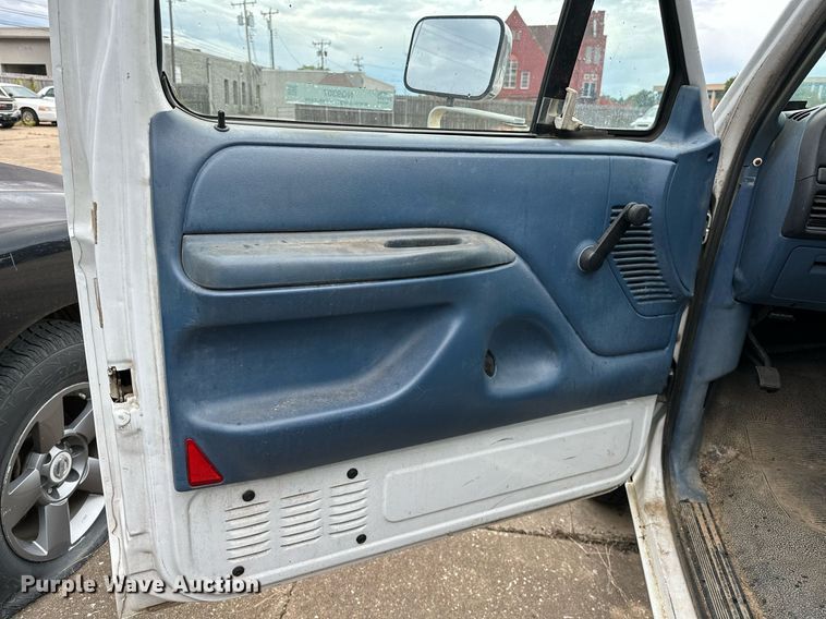 image for item NQ9307 1997 Ford F350  Crew Cab pickup truck