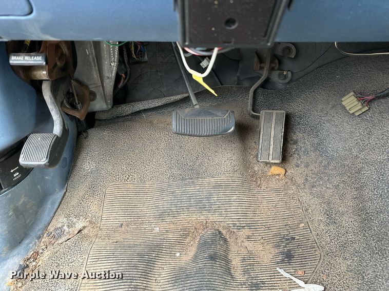 image for item NQ9307 1997 Ford F350  Crew Cab pickup truck