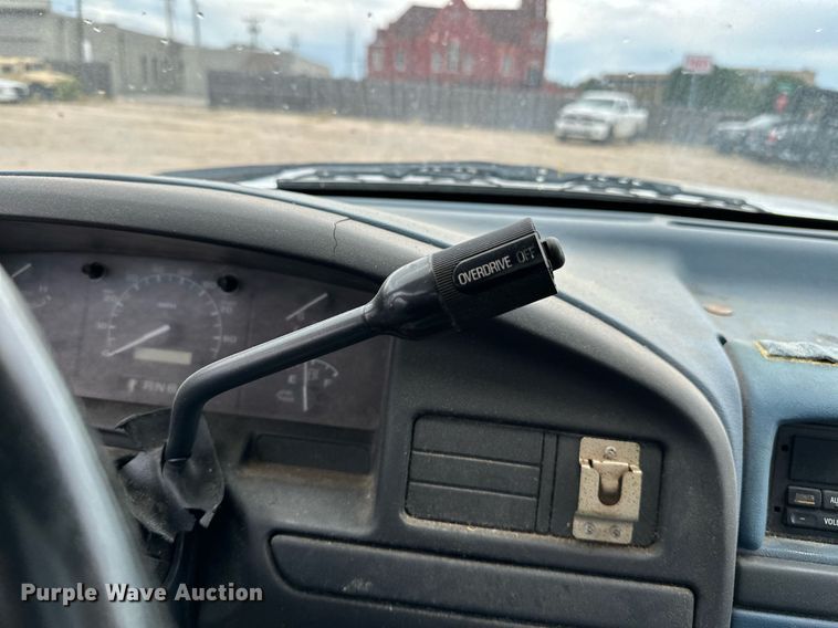 image for item NQ9307 1997 Ford F350  Crew Cab pickup truck