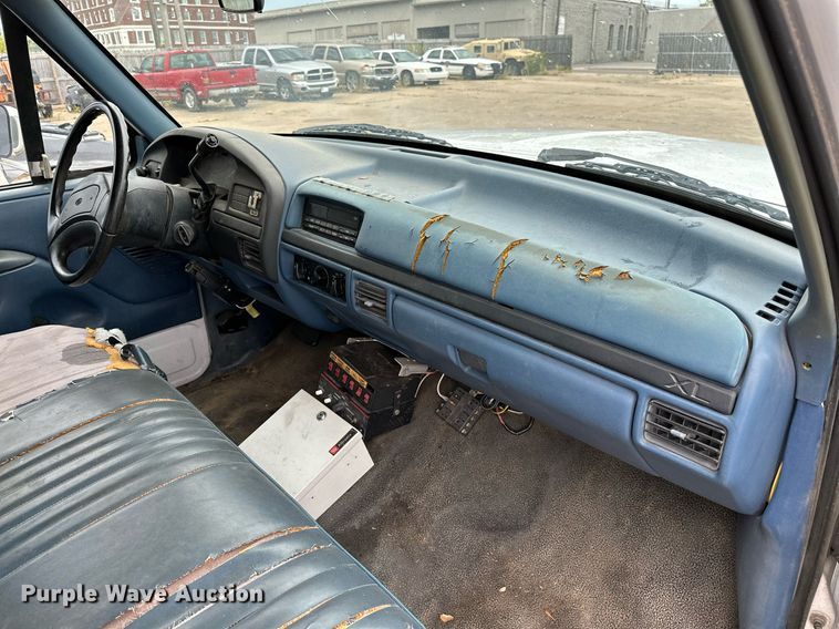 image for item NQ9307 1997 Ford F350  Crew Cab pickup truck