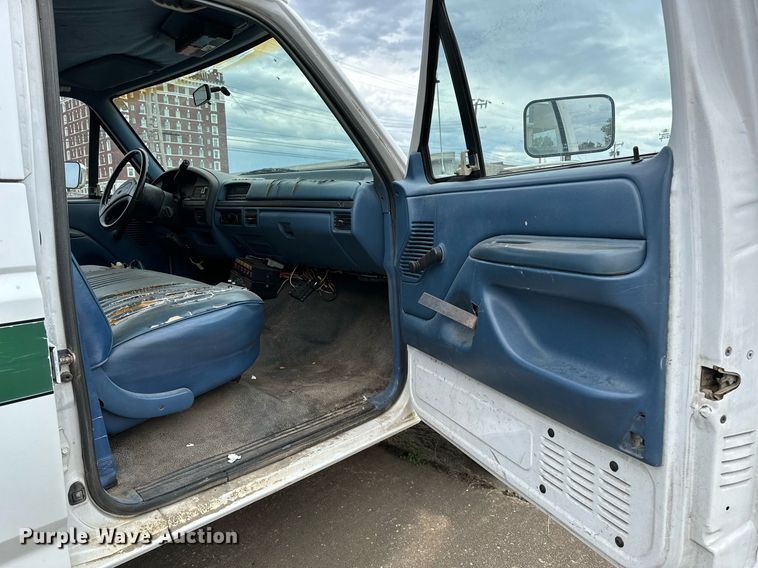 image for item NQ9307 1997 Ford F350  Crew Cab pickup truck