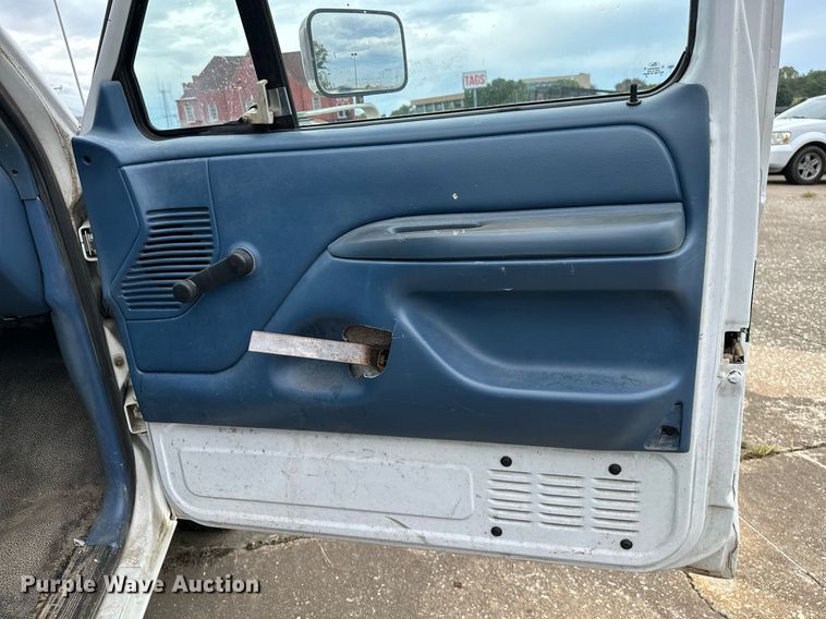 image for item NQ9307 1997 Ford F350  Crew Cab pickup truck