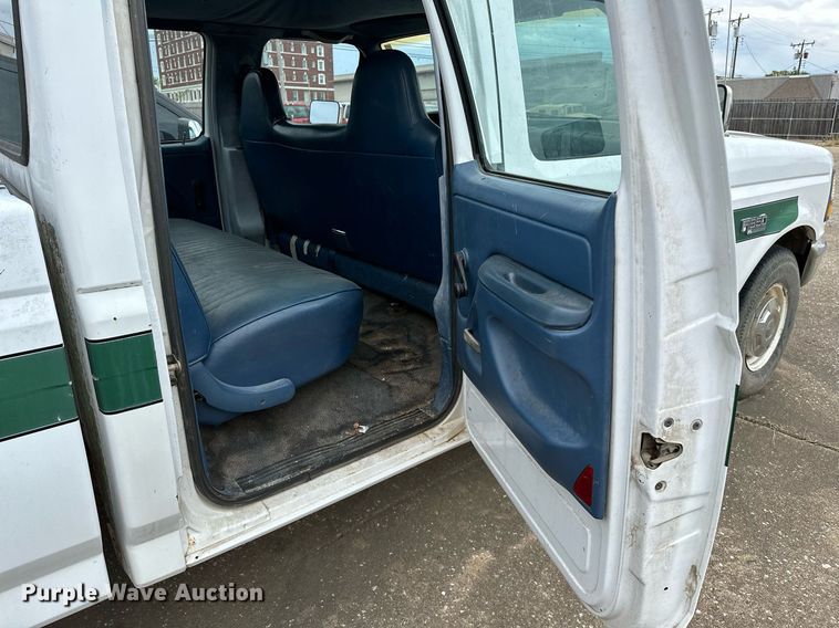 image for item NQ9307 1997 Ford F350  Crew Cab pickup truck