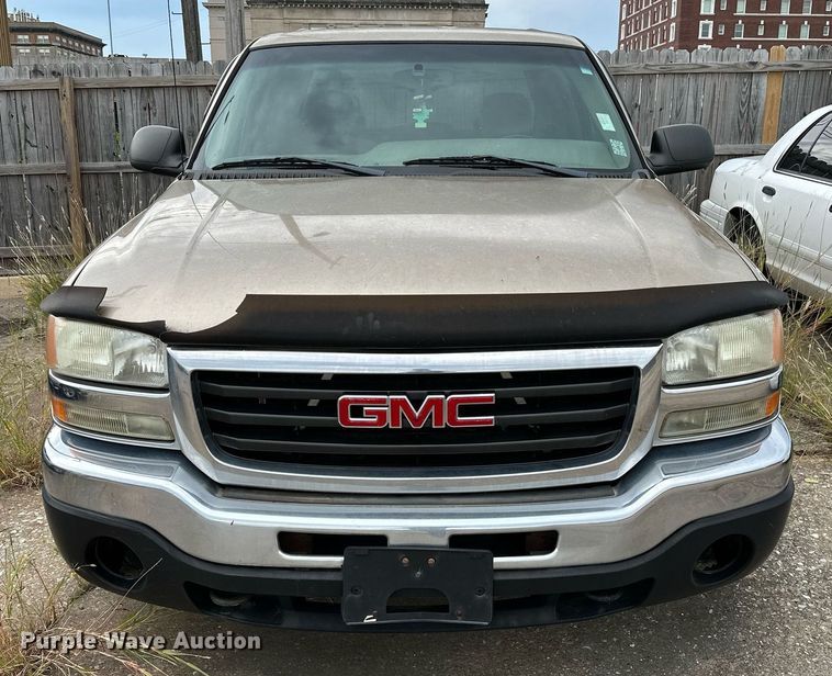 image for item NQ9310 2005 GMC Sierra 1500  Crew Cab pickup truck
