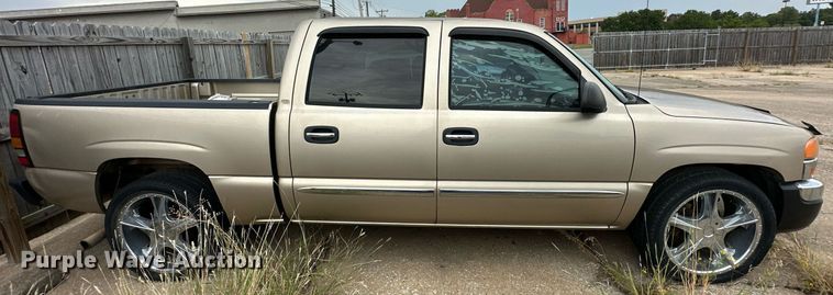 image for item NQ9310 2005 GMC Sierra 1500  Crew Cab pickup truck
