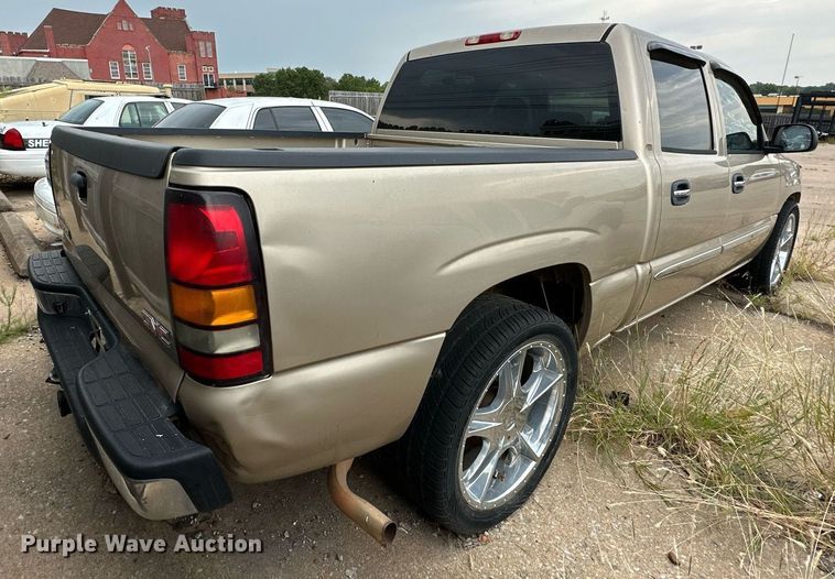 image for item NQ9310 2005 GMC Sierra 1500  Crew Cab pickup truck
