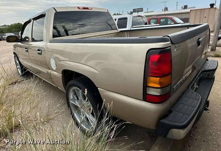 image for item NQ9310 2005 GMC Sierra 1500  Crew Cab pickup truck