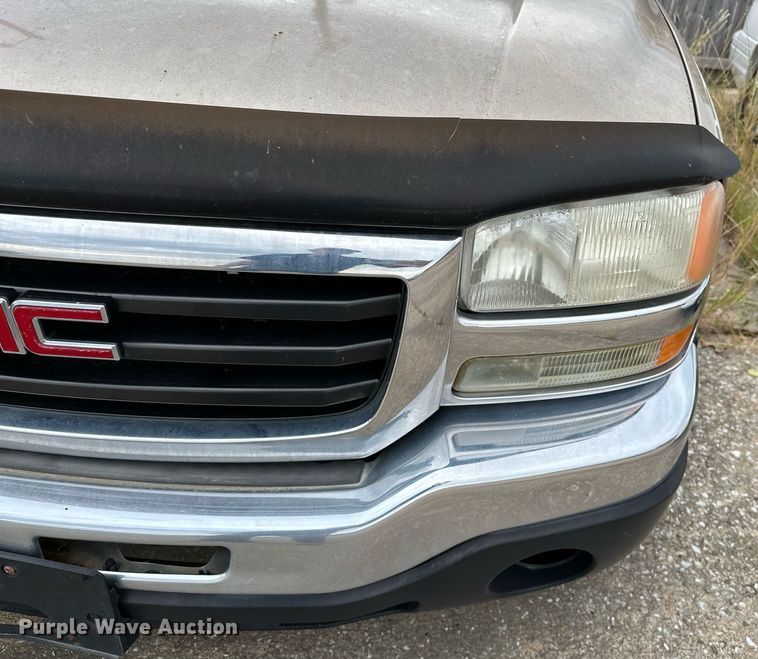 image for item NQ9310 2005 GMC Sierra 1500  Crew Cab pickup truck