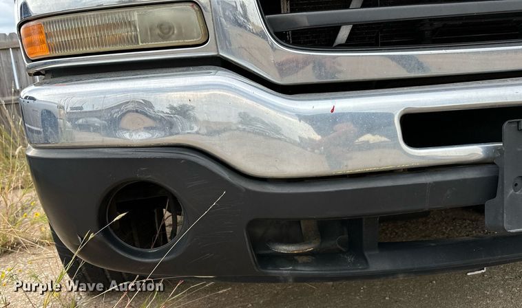 image for item NQ9310 2005 GMC Sierra 1500  Crew Cab pickup truck