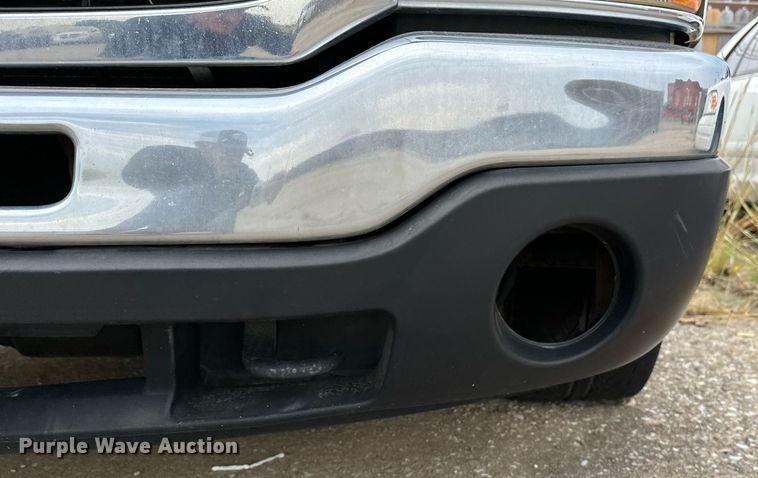 image for item NQ9310 2005 GMC Sierra 1500  Crew Cab pickup truck