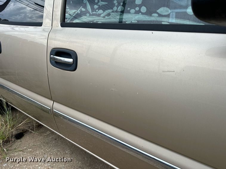 image for item NQ9310 2005 GMC Sierra 1500  Crew Cab pickup truck