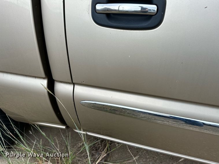 image for item NQ9310 2005 GMC Sierra 1500  Crew Cab pickup truck