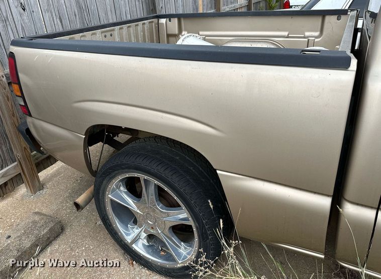 image for item NQ9310 2005 GMC Sierra 1500  Crew Cab pickup truck