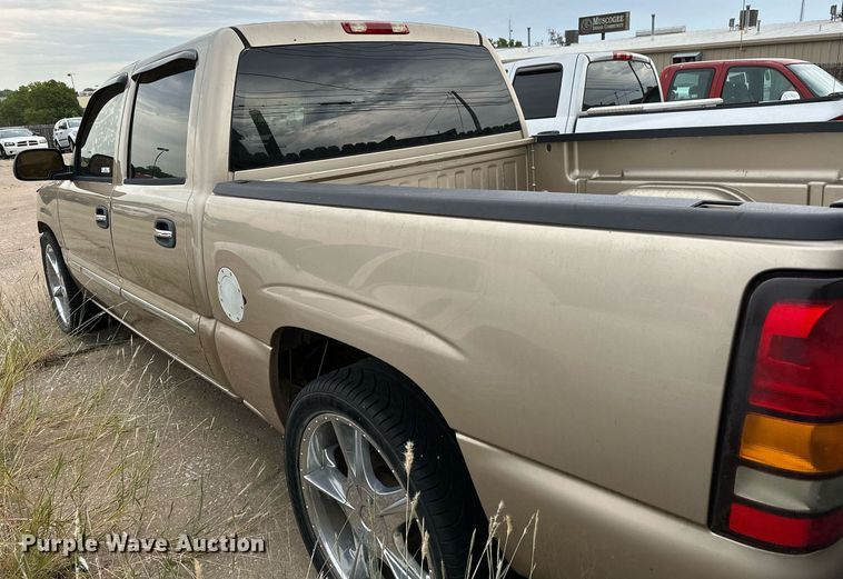 image for item NQ9310 2005 GMC Sierra 1500  Crew Cab pickup truck