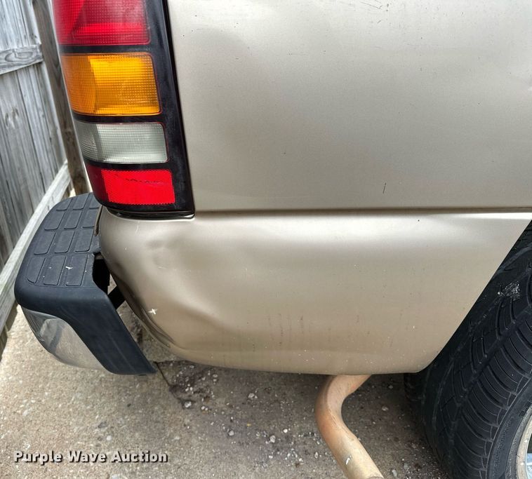 image for item NQ9310 2005 GMC Sierra 1500  Crew Cab pickup truck