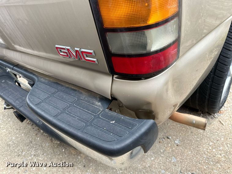 image for item NQ9310 2005 GMC Sierra 1500  Crew Cab pickup truck