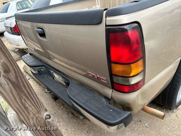 image for item NQ9310 2005 GMC Sierra 1500  Crew Cab pickup truck