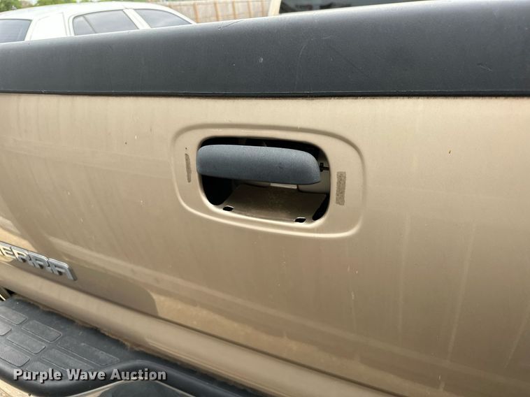 image for item NQ9310 2005 GMC Sierra 1500  Crew Cab pickup truck