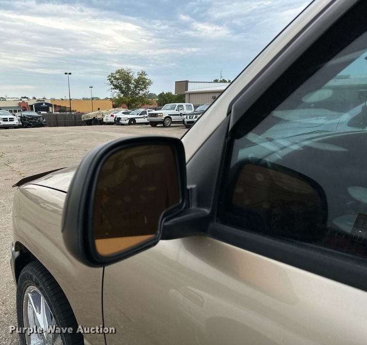 image for item NQ9310 2005 GMC Sierra 1500  Crew Cab pickup truck