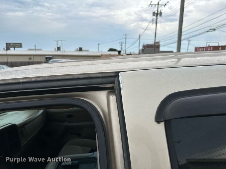 image for item NQ9310 2005 GMC Sierra 1500  Crew Cab pickup truck