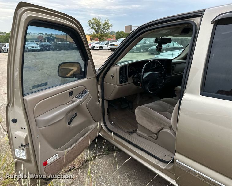 image for item NQ9310 2005 GMC Sierra 1500  Crew Cab pickup truck