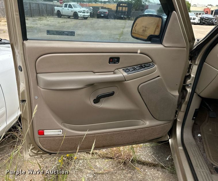 image for item NQ9310 2005 GMC Sierra 1500  Crew Cab pickup truck