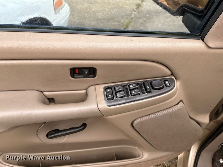 image for item NQ9310 2005 GMC Sierra 1500  Crew Cab pickup truck