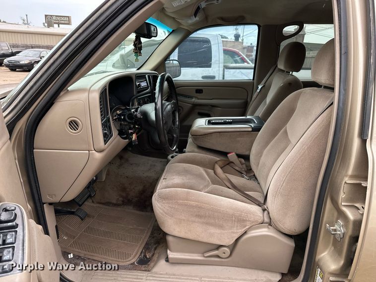 image for item NQ9310 2005 GMC Sierra 1500  Crew Cab pickup truck