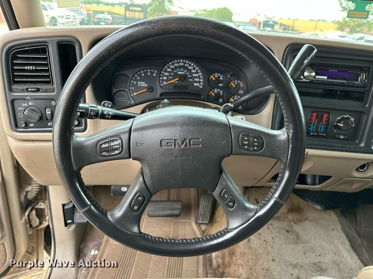 image for item NQ9310 2005 GMC Sierra 1500  Crew Cab pickup truck