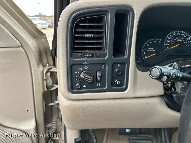 image for item NQ9310 2005 GMC Sierra 1500  Crew Cab pickup truck