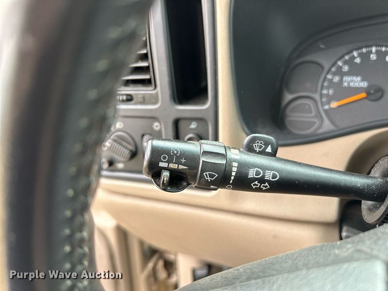 image for item NQ9310 2005 GMC Sierra 1500  Crew Cab pickup truck