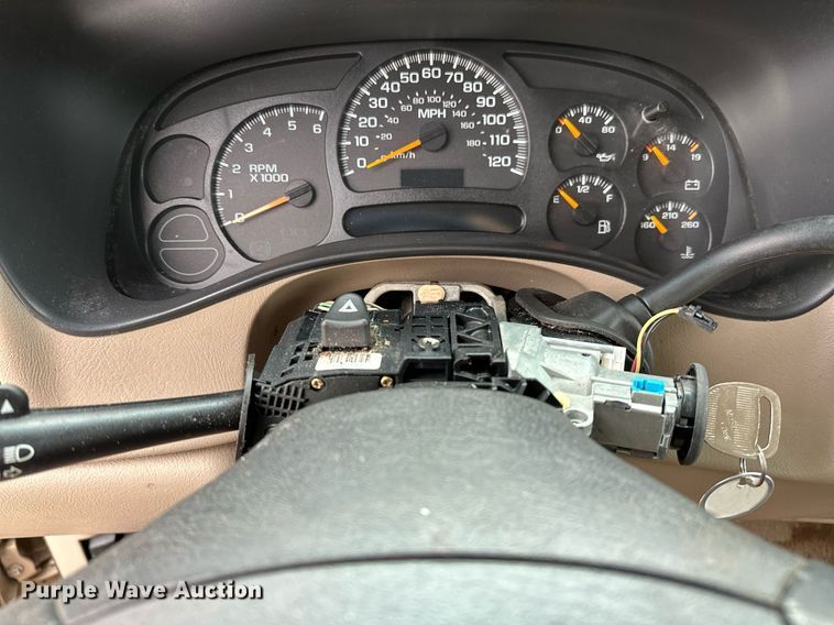 image for item NQ9310 2005 GMC Sierra 1500  Crew Cab pickup truck