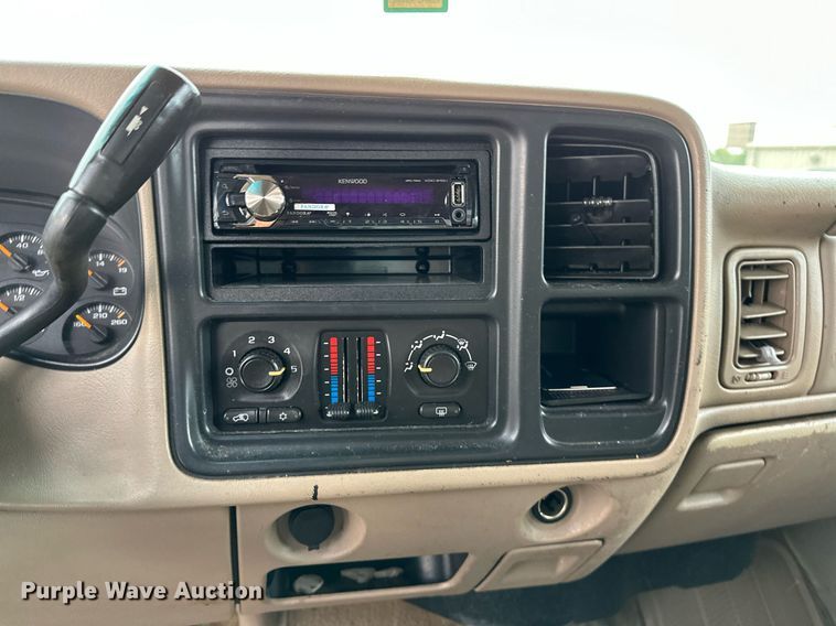 image for item NQ9310 2005 GMC Sierra 1500  Crew Cab pickup truck