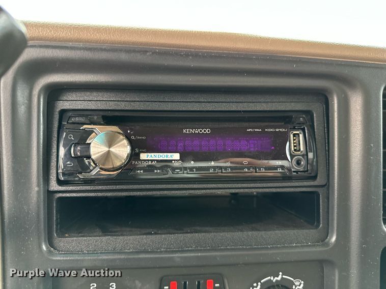 image for item NQ9310 2005 GMC Sierra 1500  Crew Cab pickup truck