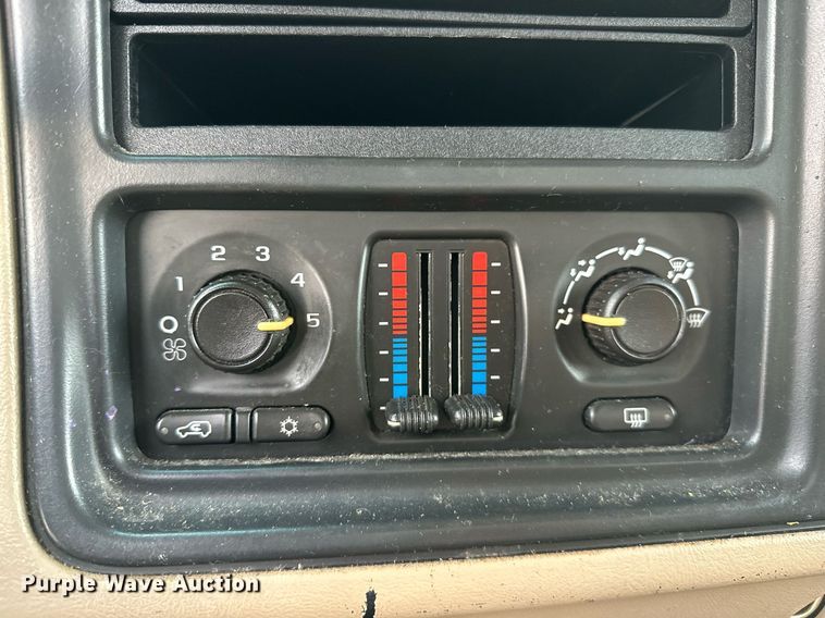 image for item NQ9310 2005 GMC Sierra 1500  Crew Cab pickup truck