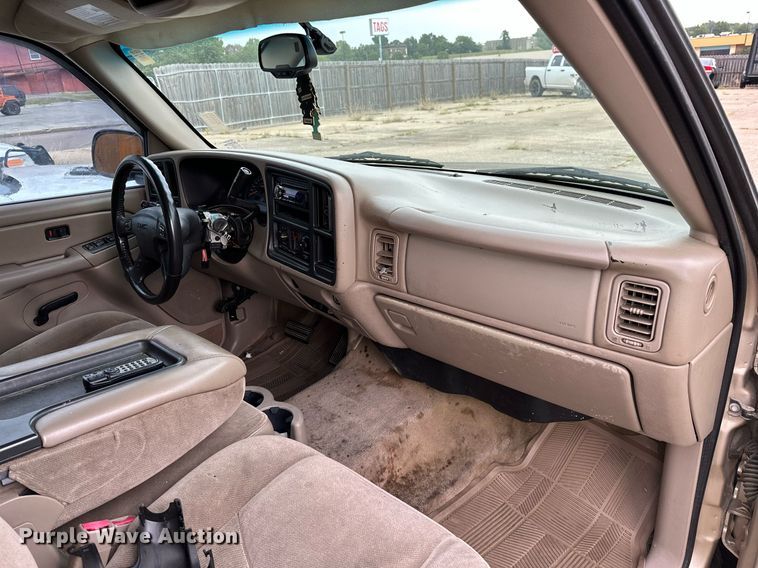 image for item NQ9310 2005 GMC Sierra 1500  Crew Cab pickup truck