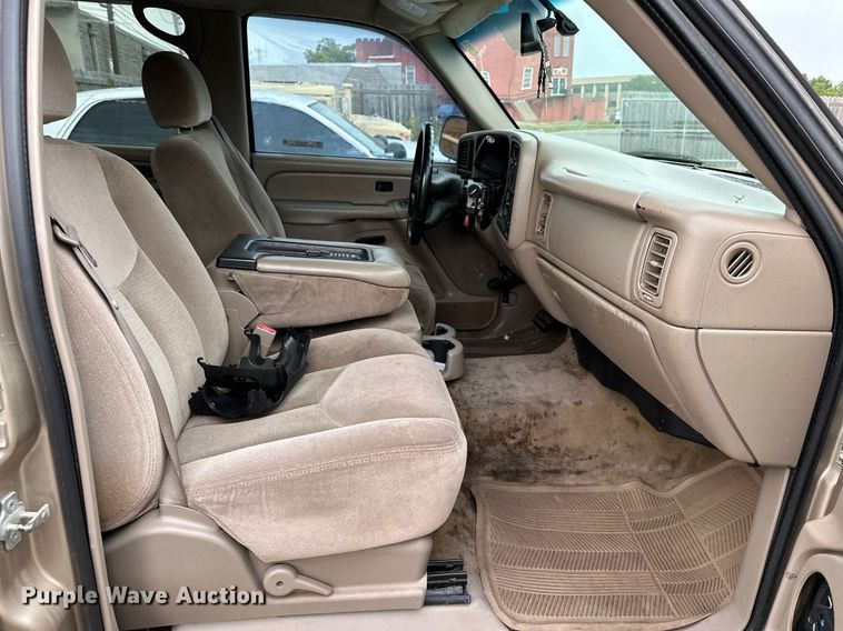 image for item NQ9310 2005 GMC Sierra 1500  Crew Cab pickup truck