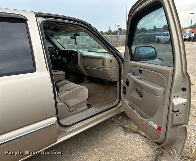 image for item NQ9310 2005 GMC Sierra 1500  Crew Cab pickup truck