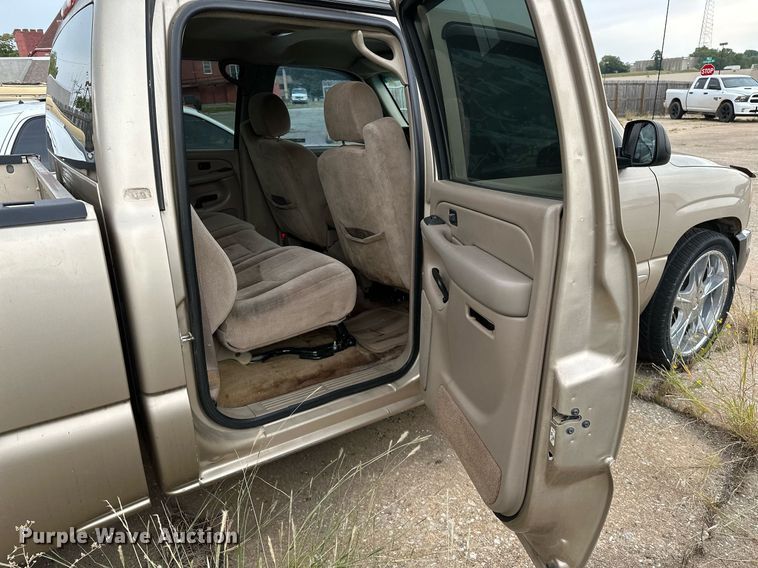 image for item NQ9310 2005 GMC Sierra 1500  Crew Cab pickup truck