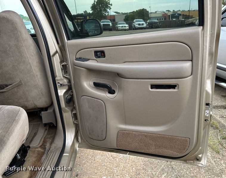 image for item NQ9310 2005 GMC Sierra 1500  Crew Cab pickup truck