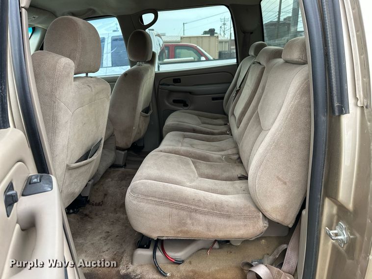 image for item NQ9310 2005 GMC Sierra 1500  Crew Cab pickup truck