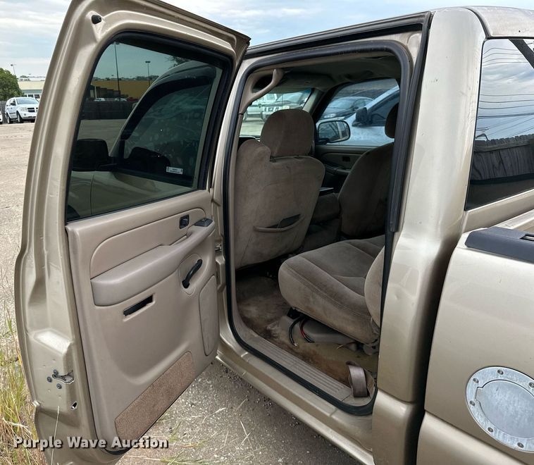 image for item NQ9310 2005 GMC Sierra 1500  Crew Cab pickup truck