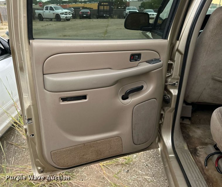 image for item NQ9310 2005 GMC Sierra 1500  Crew Cab pickup truck