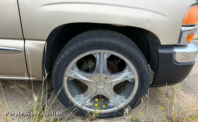 image for item NQ9310 2005 GMC Sierra 1500  Crew Cab pickup truck