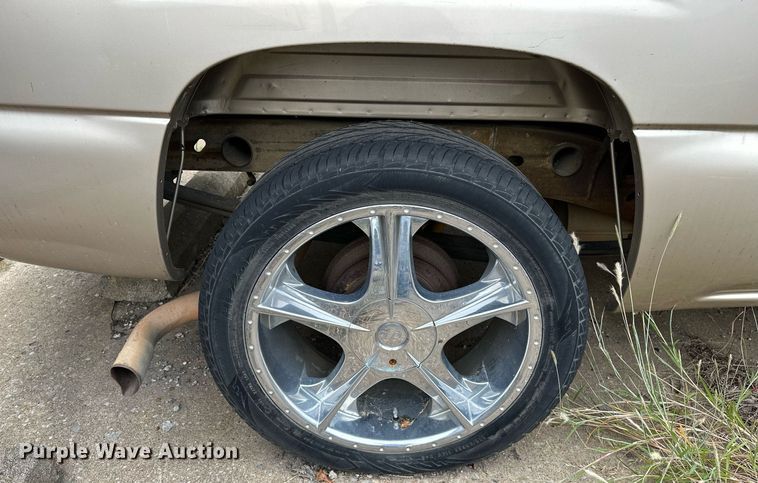 image for item NQ9310 2005 GMC Sierra 1500  Crew Cab pickup truck