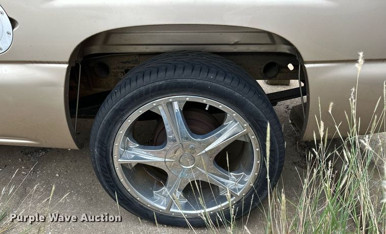 image for item NQ9310 2005 GMC Sierra 1500  Crew Cab pickup truck