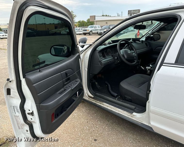 image for item NQ9311 2004 Ford Crown Victoria Police Interceptor