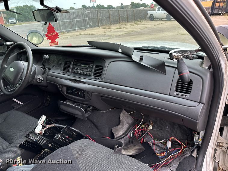 image for item NQ9311 2004 Ford Crown Victoria Police Interceptor